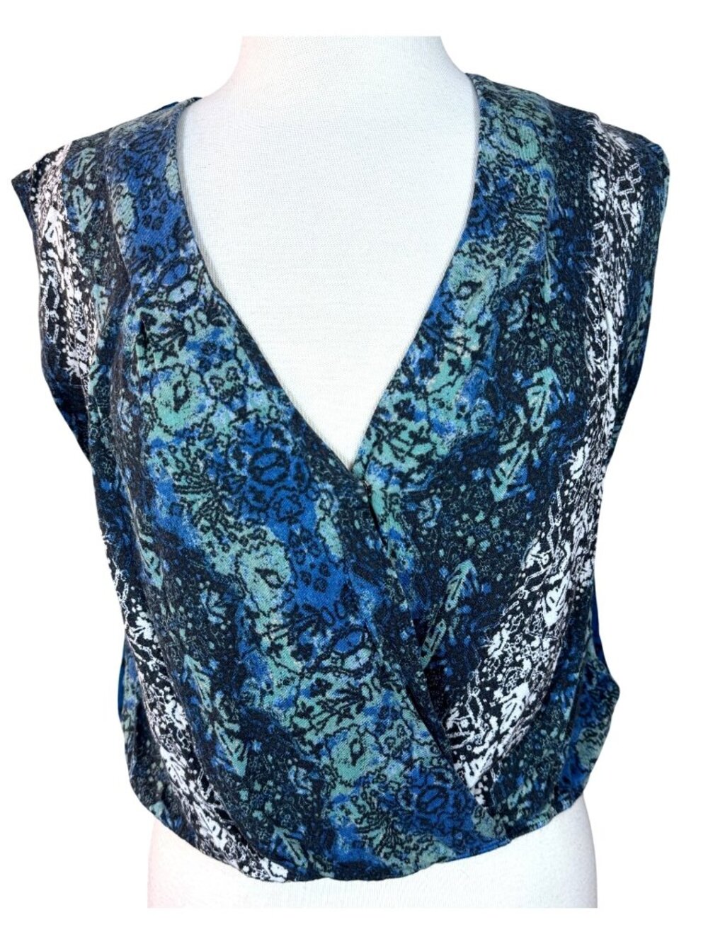 Ecote Sleeveless Cropped Surplice Deep V Neck Elastic Hem Abstract Boho Top M